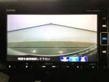 【バックカメラ】運転が苦手な方も車庫入れラクラクです!ギアをリバースに入れれば自動的に切り換わりますので、面倒な操作は不要です♪狭い駐車場もお車を傷つけず安心ですね!