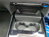 運転席と助手席の間には、カップホルダーも装備して、ドリンクを飲みながら、ドライブを楽しめます。