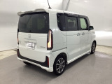 リアはプライバシーガラス付です。見た目もかっこいいですよね。また、太陽光を防ぐので冷房の効きを良くする効果もあるんです。エアコンを控えめにすれば燃費向上も見込めますよ。