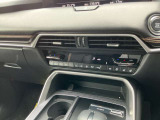 オート式エアコンは操作性が良好です。運転席と助手席にはシートヒーターが装備されており、座面と背もたれをすばやく温め、寒い時期にも快適な運転環境を提供します。