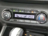 【オートエアコン】車内温度を感知して自動で温度調整をしてくれるのでいつでも快適な車内空間を創り上げます!どの席に座っても快適なドライブが楽しめます♪