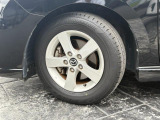 足元は純正のアルミホイールを装備。サイズは、195/65R15インチです。残り溝もございます。