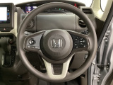 ハンドルにHondaセンシング系のクルーズコントロールやレーンキープアシストなどのスイッチと、オーディオの操作スイッチが装備されています。ハンドルから手を離さず安全に操作できます。