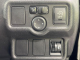 【電動格納ミラー】サイドミラーは電動格納式となっており、狭い駐車場でもキズがつくリスクを抑えられます。