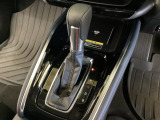 「e:HEV」は、モーター走行を中心にしながら電気エネルギーやエンジン動力を最も効率よく使い分けることができる賢いハイブリッドシステムです。サイドブレーキはスイッチ操作の電子制御パーキングブレーキです