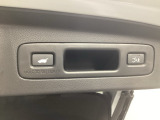 荷物を抱えていてもラクに開け閉め。Hondaスマートキーを持っていれば、開扉だけでなく、閉扉までをハンズフリーで行うことができます