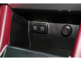 小物の収納に便利なセンタートレイには携帯等のデバイスの充電可能なUSB出力電源付です。