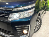 【LEDヘッドライト】悪天候や夜間走行時も良好な視界を確保し安心して運転できる高輝度LEDヘッドライトを装備!点灯速度が早く、消費電力も抑えられています。