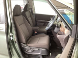 フロント広々、セパレートシートの運転席は、ハイトアジャスターが付いているので、快適にドライブができます。ハンドルはテレスコピック機能で、ハンドル位置を上・下・手前・奥に調節できます。