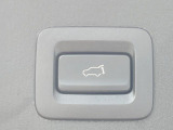 【パワーバックドア】スマートキーや運転席のボタンを押すだけでリアゲートが自動で開閉します!荷物を持っている時や、高い位置にあるバックドアを閉める際に便利な機能です♪
