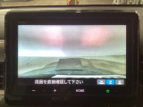【バックカメラ】運転が苦手な方も車庫入れラクラクです!ギアをリバースに入れれば自動的に切り換わりますので、面倒な操作は不要です♪狭い駐車場もお車を傷つけず安心ですね!