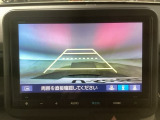 【バックカメラ】運転が苦手な方も車庫入れラクラクです!ギアをリバースに入れれば自動的に切り換わりますので、面倒な操作は不要です♪狭い駐車場もお車を傷つけず安心ですね!