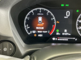 パーキングセンサーシステムは走行中に障害物が迫ると音と表示でお知らせ、低速走行時時の安心感を高めます