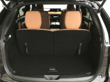 【広々トランクルーム】車体に対してスペースは広めに作ってあります。また、背もたれを倒すとより多くの荷物を乗せることができます。