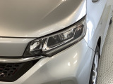 LEDヘッドライトは、点灯の瞬間から最大光量を発揮し、突然暗くなるトンネルなどでの安定感を高めます。