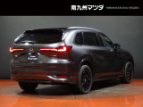 【CX-80】タフなSUVでありながら、より豊かで優雅な存在感を放つ3列SUVとしました。空間の豊かさと優美さを両立させたキャビン後半の造り込みによって、より高い車格とゆとりを感じさせるデザインになっています。