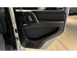 ドアハンドルには握りやすいグリップ形状が採用されています。万一の事故の際など、車内に残された乗員を救出する為、外部からドアを開けやすいようになっています。