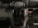 CVT車のセレクトレバーです。低速から高速まで、変速ショックのないスムーズな走りと、エンジン効率のよい領域を維持して燃費にも貢献します。サイドブレーキはスイッチ操作の電子制御パーキングブレーキです。