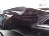 運転席側の【インパネアッパーボックス】は携帯電話や小物などの収納ができます!