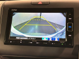 リバースギアに入れるだけで後方の表示へ切り替わります。夜間や雨の日の駐車も楽になりますよ。
