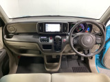 車内は光触媒抗菌消臭施工済です。スタイリッシュなデザインで暖かみのあるインパネ周りを演出します。グローブボックスやカップホルダーのほかにトレーなどたくさんの収納スペースが装備されています。
