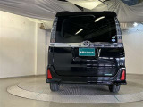 バックカメラが付いているので後方確認が非常にしやすいです。今や運転初心者も熟練者も必須装備!ついていて損はないですね♪
