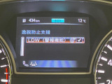 【車線逸脱警報】道路上の白(黄)線を認識し、意図せず走行中の車線からはみ出しそうになった時、メーター内の警告灯とブザーで注意喚起してくれる安心・安全機能です♪
