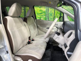 運転席シート廻りは使用感も少なく、良好な状態となっています。丁寧に使われていたことがよくわかりますね。後部座席も気になるようなキズ・汚れやへたり等、大きなダメージはなく、良好な状態です。