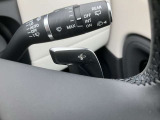 【パドルシフト】ハンドル裏の変速機を操作することで、D4、D3、D2といったギアにスムーズにシフトダウンできます。Sレンジ(スポーツモード)では、よりスポーティな走行を楽しむためのモードとして機能します。