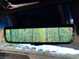 【デジタルインナーミラー】後席の大きな荷物や同乗者で後方が確認しづらい時でも安心!カメラが撮影した車両後方の映像をルームミラー内に表示。クリアな視界で状況の確認が可能です!
