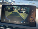 【バックモニター】後方の障害物や歩行者を確認できるバックモニター。狭い駐車場や混雑した場所でも安心して車を操作できます。