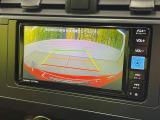 【バックカメラ】駐車時に後方がリアルタイム映像で確認できます。大型商業施設や立体駐車場での駐車時や、夜間のバック時に大活躍!運転スキルに関わらず、今や必須となった装備のひとつです!