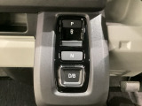 シフトはセレクトレバーのなくなったエレクトリックギアセレクターになっています。
