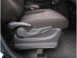 【シートアジャスター】運転席に上下シートアジャスターが付いてます。座席の高さも調整可能です