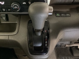 CVT車のセレクトレバーです。低速から高速まで、変速ショックのないスムーズな走りを実現するとともに、エンジン効率のよい領域を維持することで燃費にも貢献します。