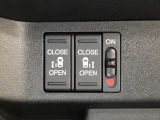リアドアは乗り降りに便利な両側電動スライドドアです。また運転席に座っていながらスイッチ操作で自在にスライドドアを開け閉めできます。