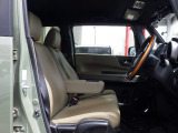 運転席側から見ています。ベンチシートで広々として乗りやすいと思います!