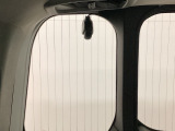 後方にもドライブレコーダーのカメラが付いています。前後両方でお車の周りを監視・記録いたします。