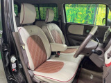 【合皮レザーシート】汚れのふき取りが容易でメンテナンスもが簡単な、機能性に優れる合成皮革を採用した上質なシートです。座り心地もよく、高級感あふれる心地良い車内空間を演出してくれます。