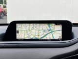 お手元のスマートフォンと接続して頂く事で使用可能な「Apple CarPlay/AndroidAuto」電話の応答は勿論、メッセージの受信やLINE、音楽接続からナビアプリの使用まで幅広く活躍致します。