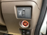 パワースライドドアの開閉はスマートキーのリモコンやドアノブは勿論、運転席側のスイッチ操作でも開閉ができ、安全・簡単です。