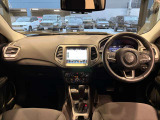 ステアリングを握ればJeepワールドが広がります。