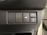 VSA装備車です。VSAはドライバーの操作と車の動きを見守っています。もし車の挙動が乱れたとき、4輪別々にブレーキをかけたり、エンジンパワーをしぼることによって車を安定させます。