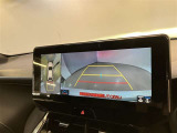 複数のカメラの映像をもとに、クルマを真上から見ているような映像をドライバーに提供し駐車をサポートする機能です。