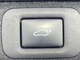 【パワーバックドア】スマートキーや運転席のボタンを押すだけでリアゲートが自動で開閉します!荷物を持っている時や、高い位置にあるバックドアを閉める際に便利な機能です♪