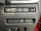 安全に関するボタンなどが運転席右前部に装備されています。