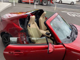独特なフォルムが目を惹くオープンカーです♪