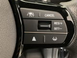 【アダプティブ・クルーズ・コントロール】予め設定した車速内でクルマが自動的に加減速。 前走車との適切な車間距離を維持しながら追従走行し、高速道路でのドライバーの疲労を軽減してくれる嬉しい機能付♪