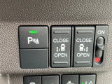 両側電動スライドドアです。リモコンや運転席スイッチ、ドアハンドルの操作で自動開閉。お子様を抱き抱えている時や荷物の多いときなどに便利です!!