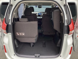 サードシートは跳ね上げタイプです!!荷物が多い時には簡単に荷室に変更して貰えます!!